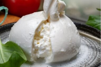 בוראטה: הלב הרך של מוצרלה – אומנות המתיחה, המילוי והפינוק הטרי