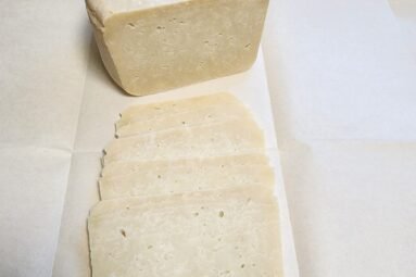 פרמזן: המלך של הגבינות הקשות – אומנות הדיוק, הסבלנות והטעם הנצחי