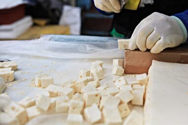 שקט נפשי וגבינה משובחת: איך סדנת גיבון ב"גבינות ברמות" יכולה להקל על הלחץ והחרדה?