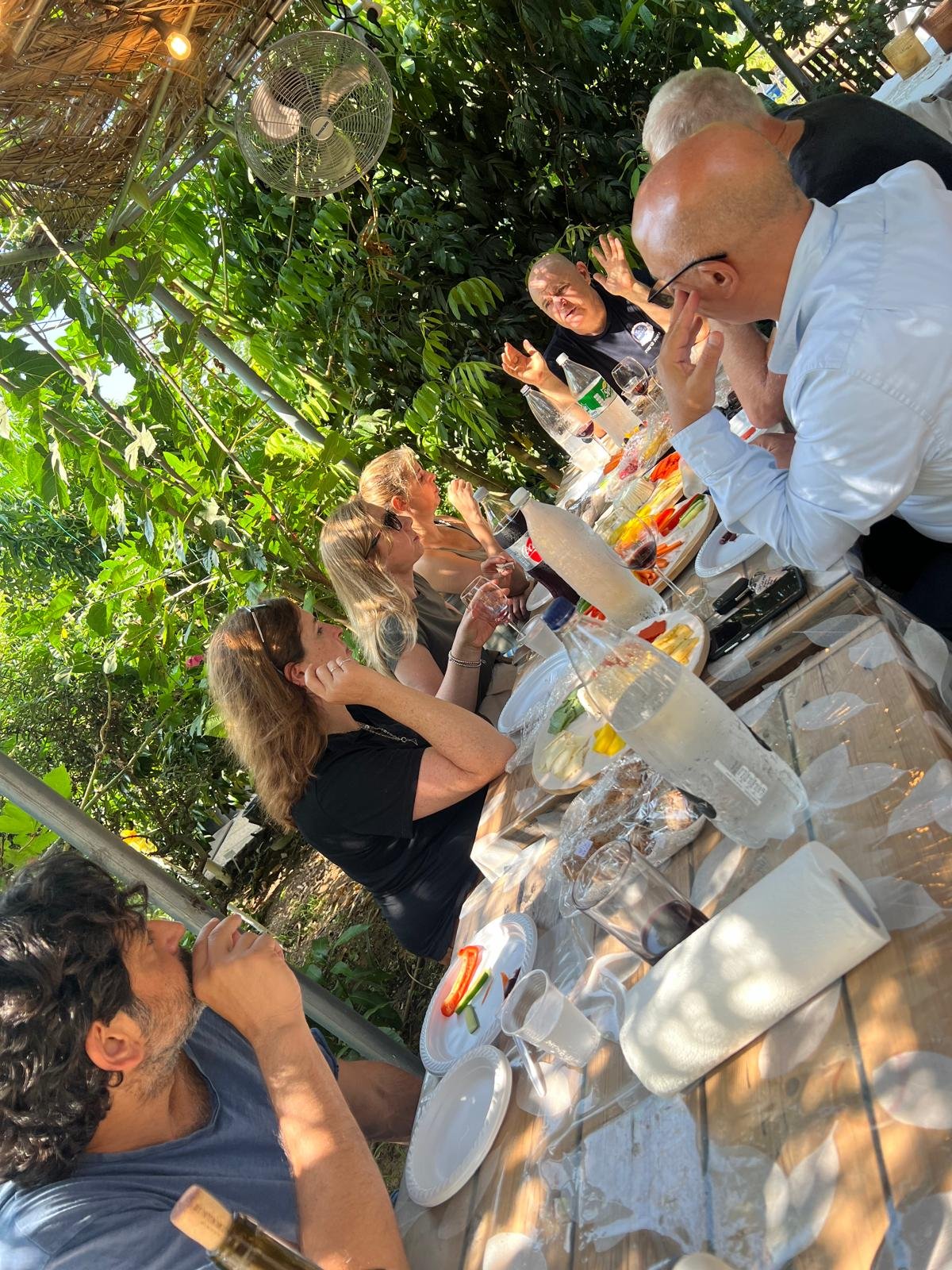 צוות הייטק ביום גיבוש לעובדים בסדנת גבינות בבוסתן של גבינות ברמות