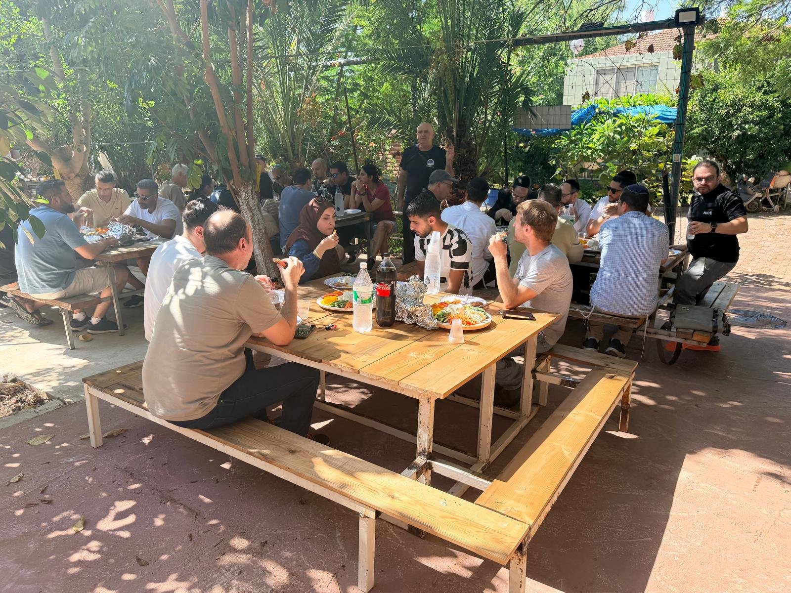 צוות פיתוח בחברת הייטק נהנה מיום גיבוש לעובדים הכולל סדנת גבינות ואירוח כפרי בבוסתן של גבינות ברמות